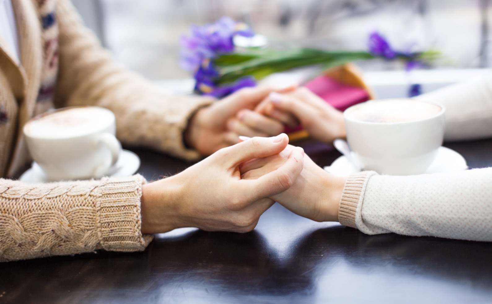 couple holding hands in a cafe picture id517155960