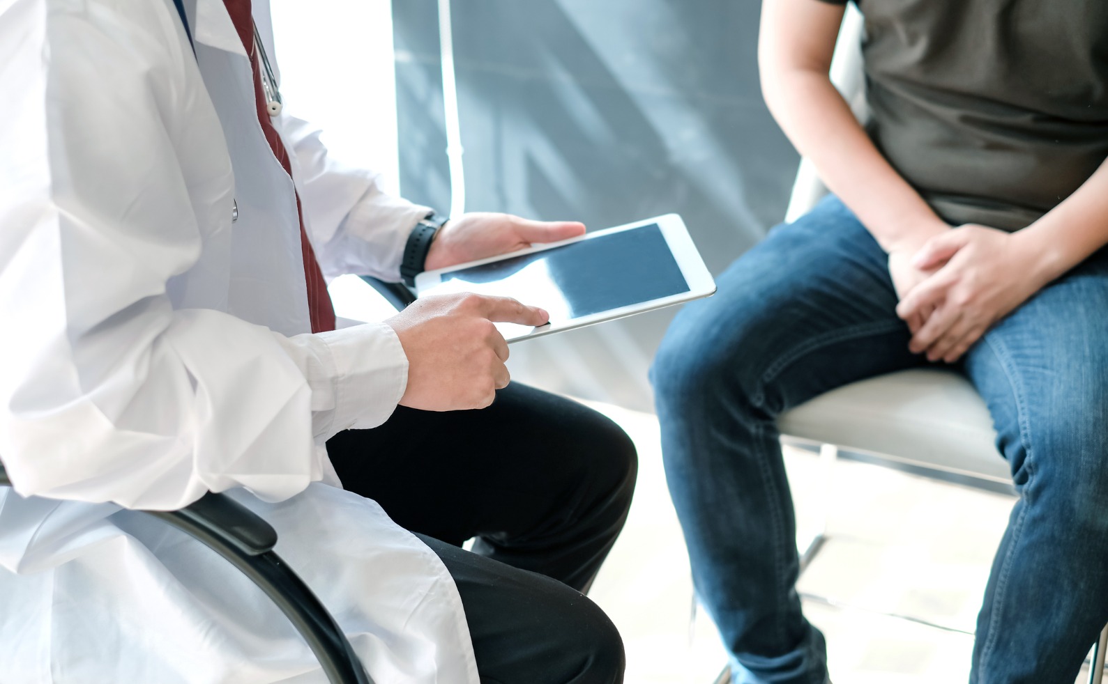 doctor holding digital tablet talk and explain about the treatment of picture id1093255666